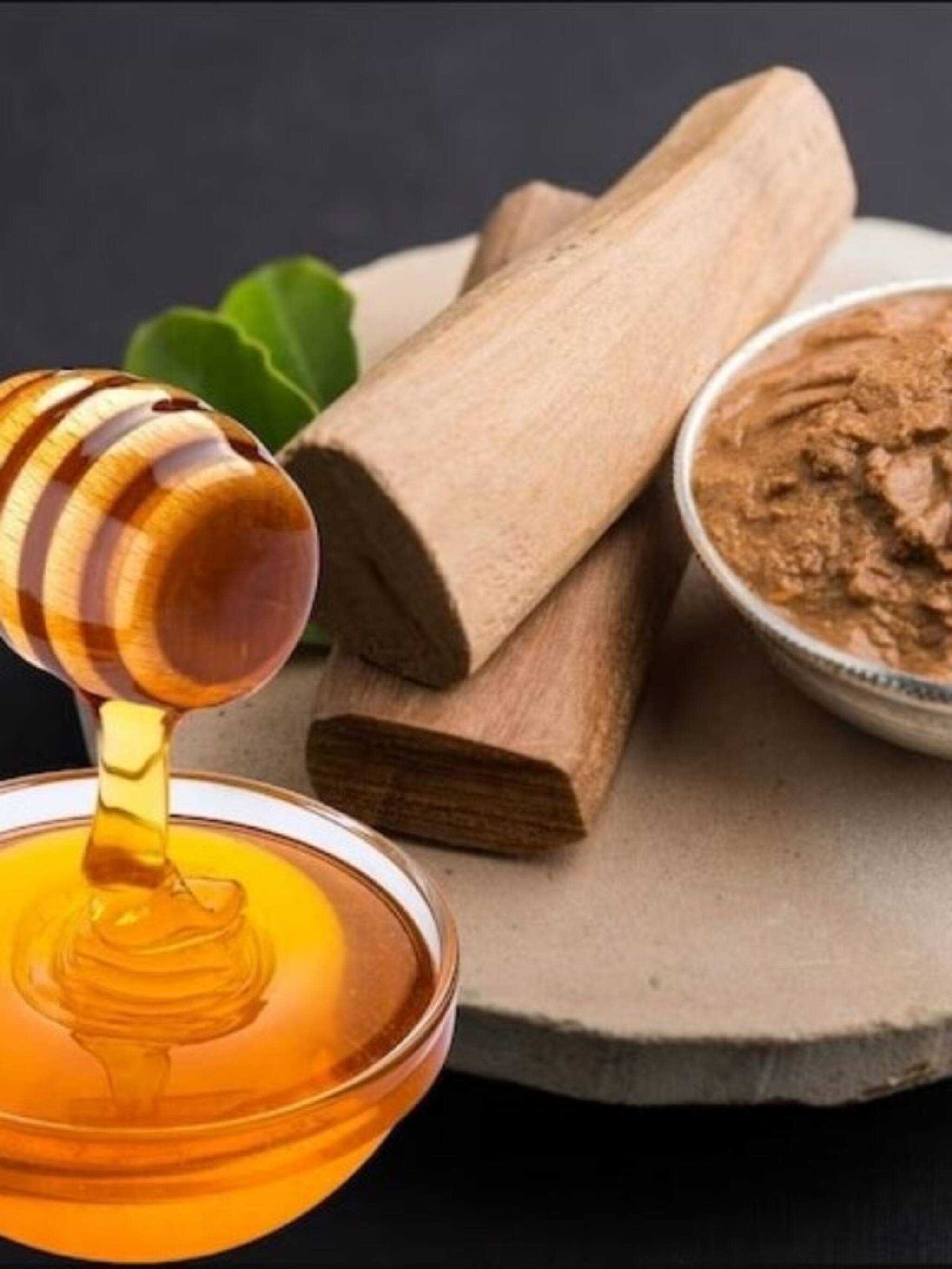 ‘या’ गोष्टी मधात मिसळून लावा, चेहऱ्यावर काही वेळात येईल ग्लो!