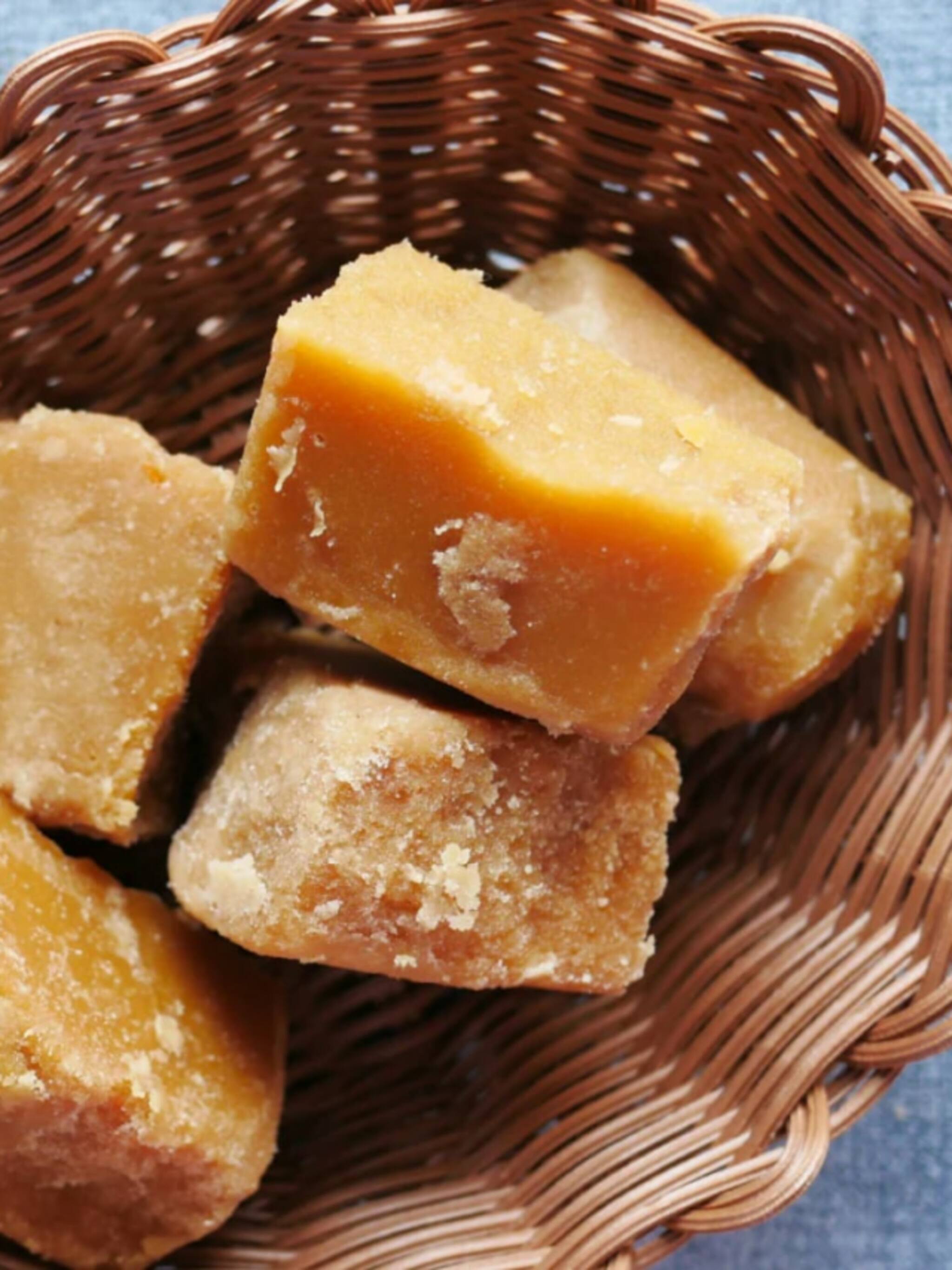 रात्री झोपण्यापूर्वी गूळ खाण्याचे 7 जबरदस्त फायदे!