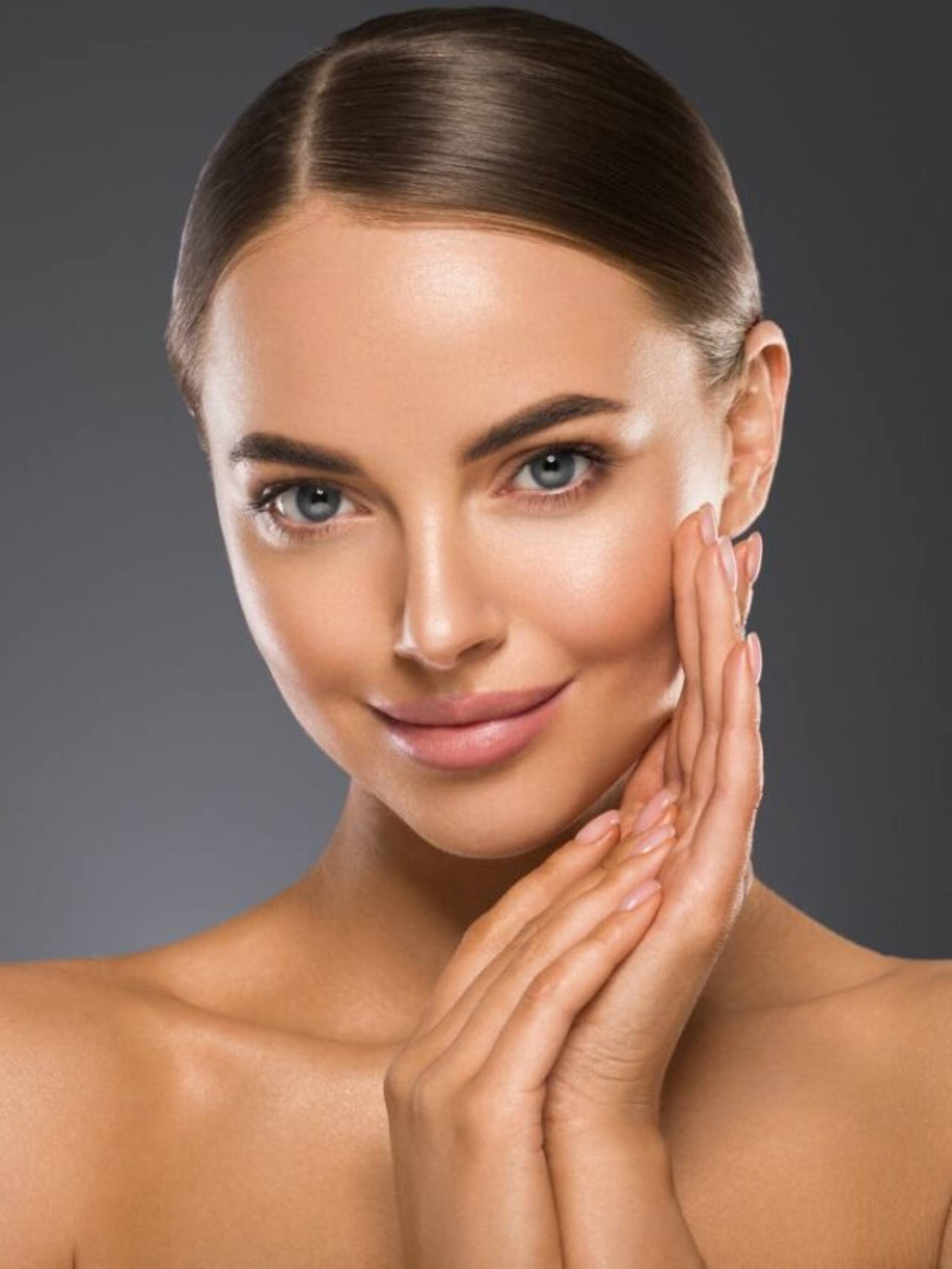 सॉफ्ट आणि चमकदार त्वचेसाठी रोज चेहऱ्यावर काय लावायचं?