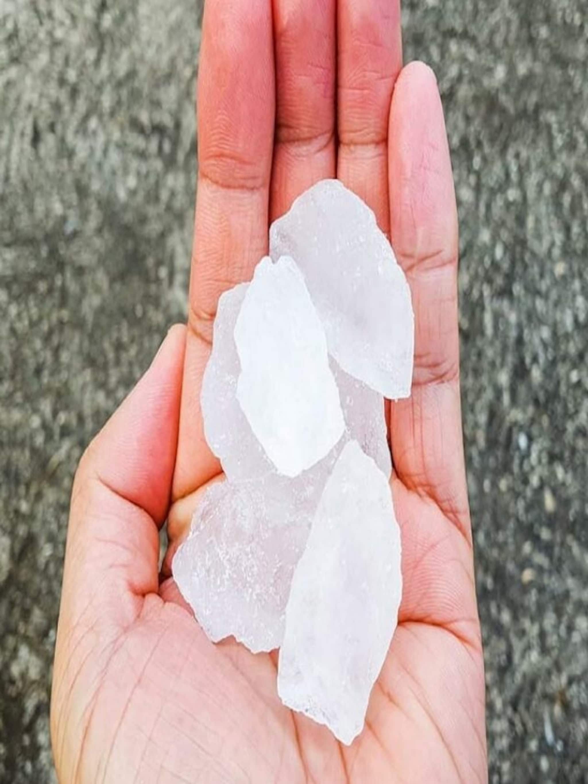 त्वचा आणि ओठांवर लावा तुरटी, मिळतील अनेक फायदे