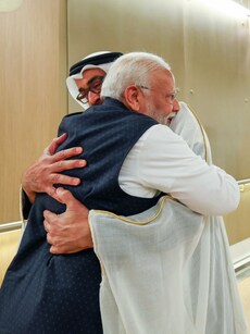 PM Modi arrives in UAE, says it&rsquo;s like coming to meet family