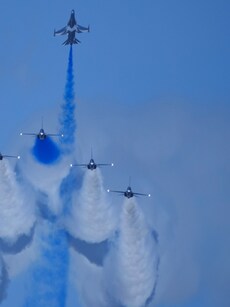 Singapore Airshow features aerial displays