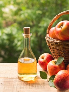 Get rid of dandruff and oily scalp with ACV, your hair&rsquo;s best friend