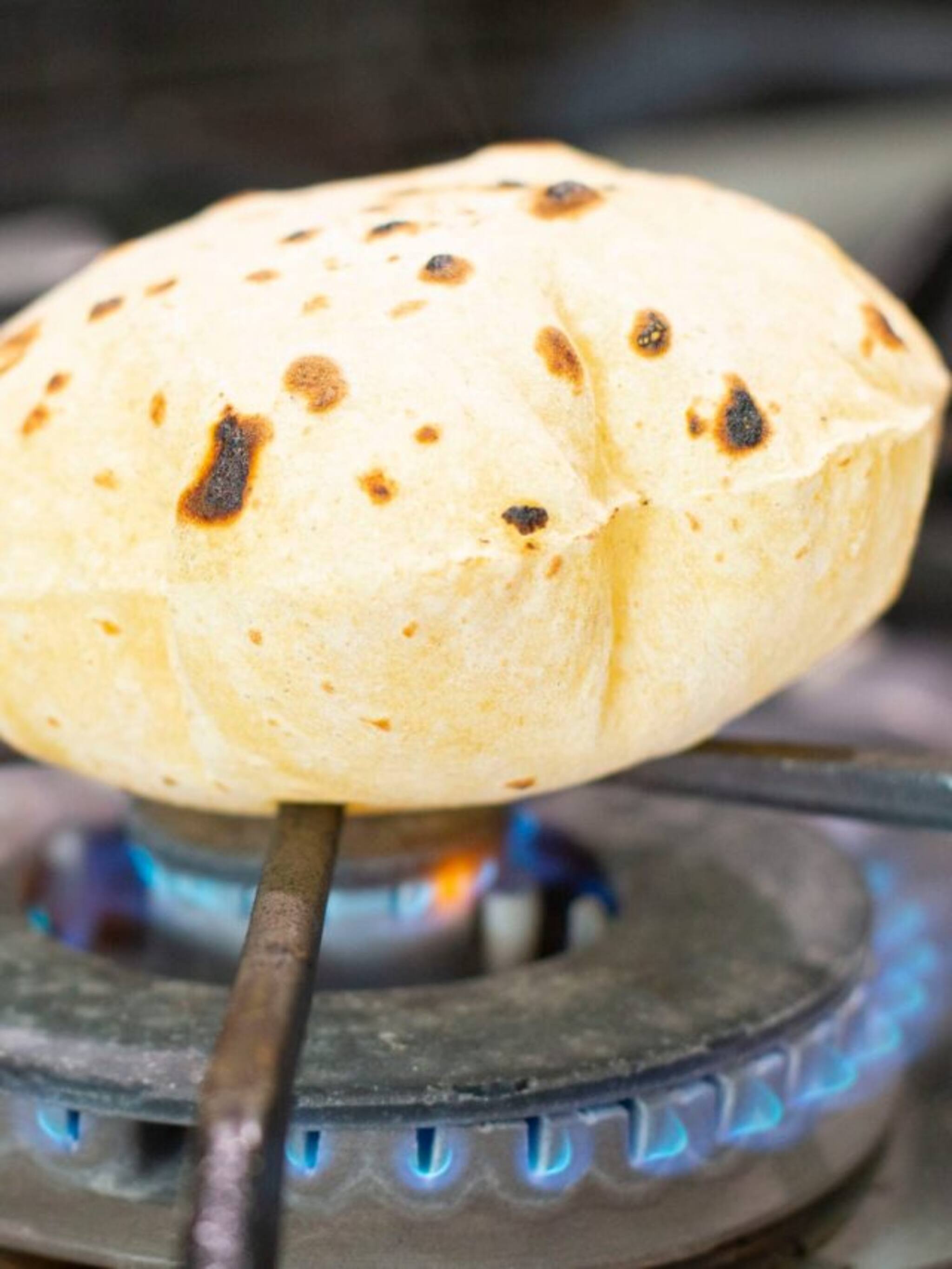 गॅसच्या फ्लेमवर भाजलेली चपाती अशी ठरू शकते घातक..