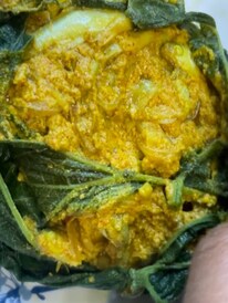 কলাপাতা নয়, এই পাতায় মুড়ে বানান মৌরলা মাছের পাতুরি