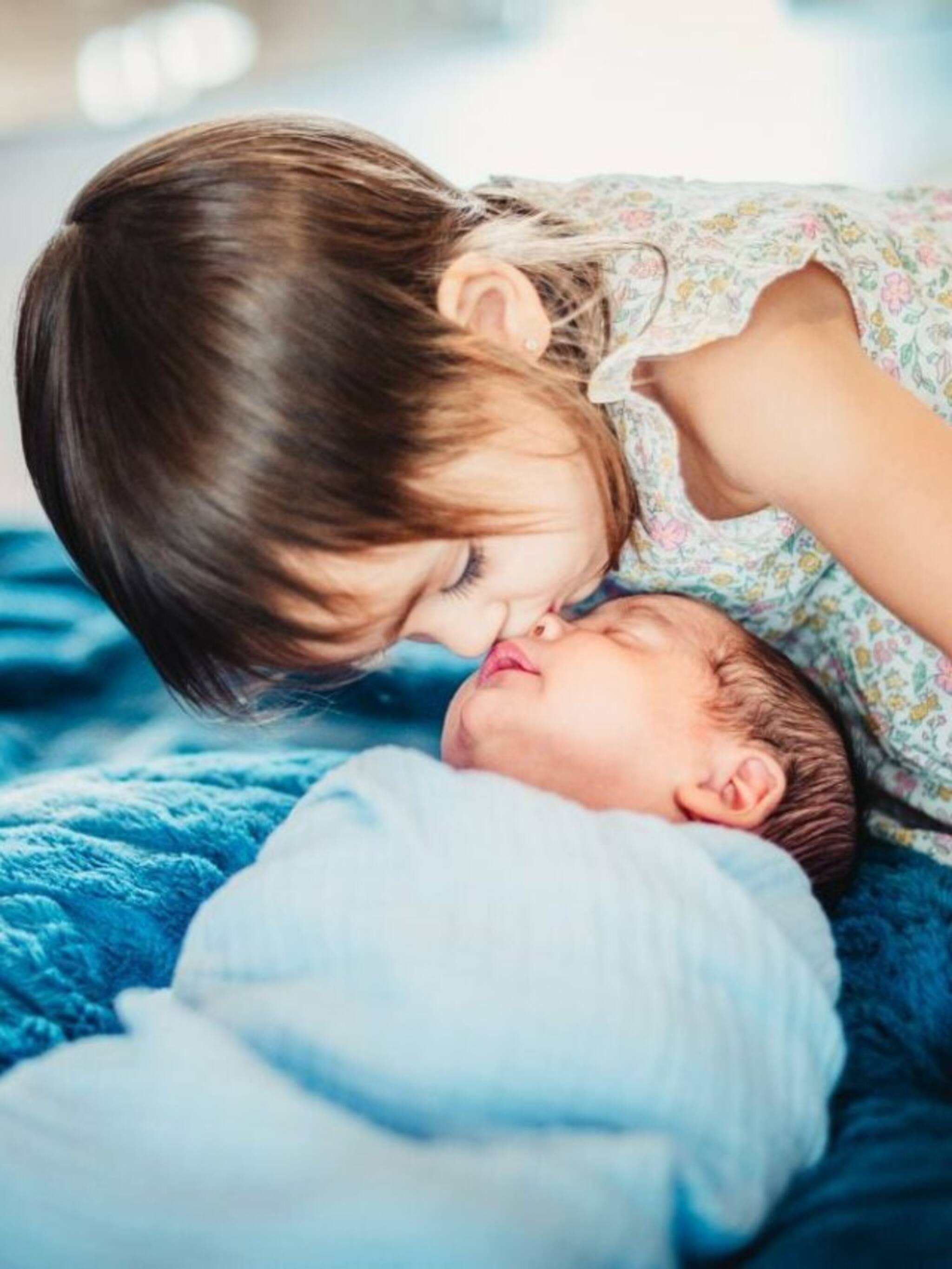 Pregnancy Planning :     
2 मुलांमध्ये किती वर्षाचं अंतर असायला हवं?