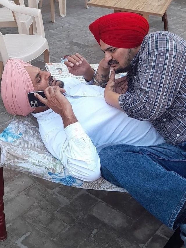 7 Adorable Photos of Sidhu Moosewala With his Family