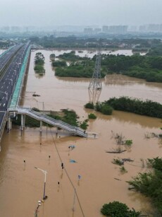 Floods swamp southern China, spark extreme weather fears