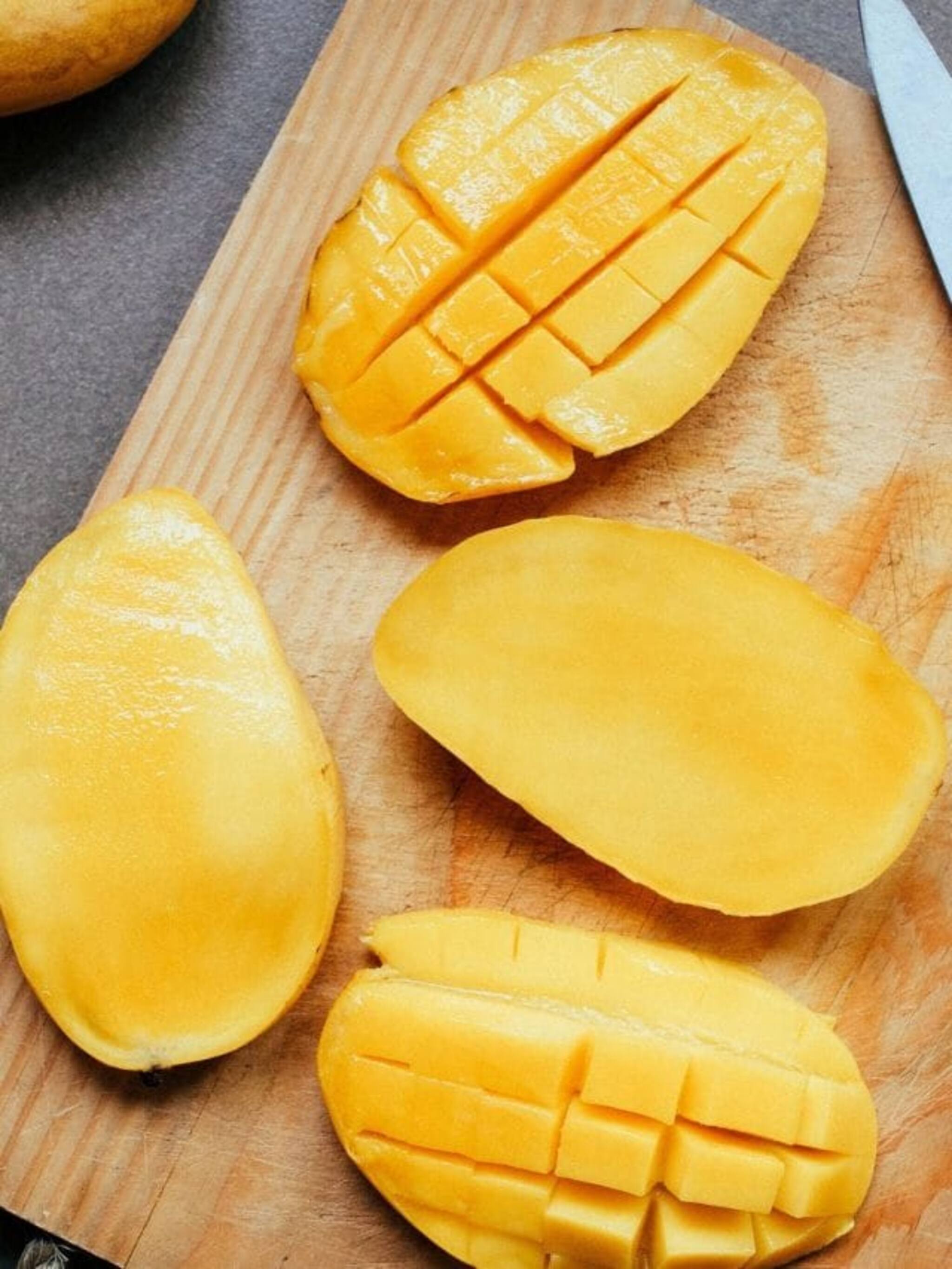 विकत घेतलेले आंबे केमिकलने तर पिकवलेले नाही? अशा प्रकारे ओळखा