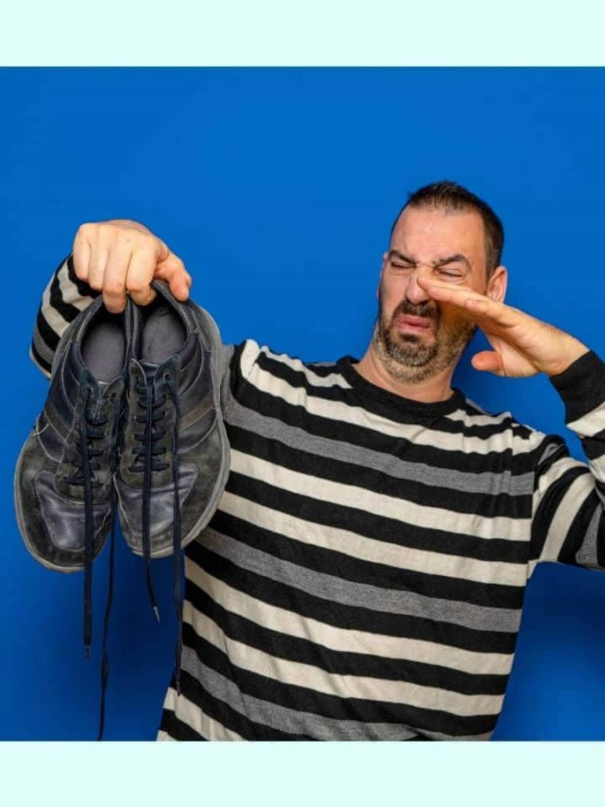 शूजची दुर्गंधी जात नाहीये? या सोप्या टिप्सने घालवा!