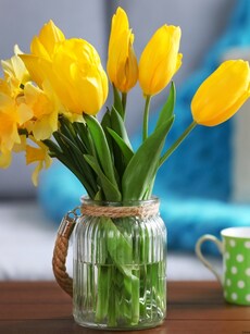 Shopping tips: How to buy vases and flower holders for living room