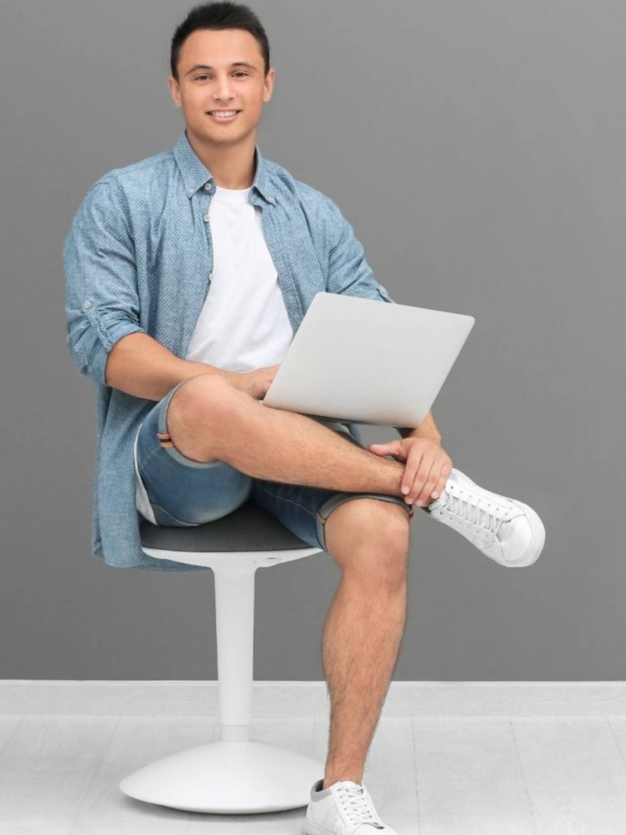 पायावर पाय ठेऊन क्रॉस बसल्याने खरंच शुक्राणूंची संख्या कमी होते?