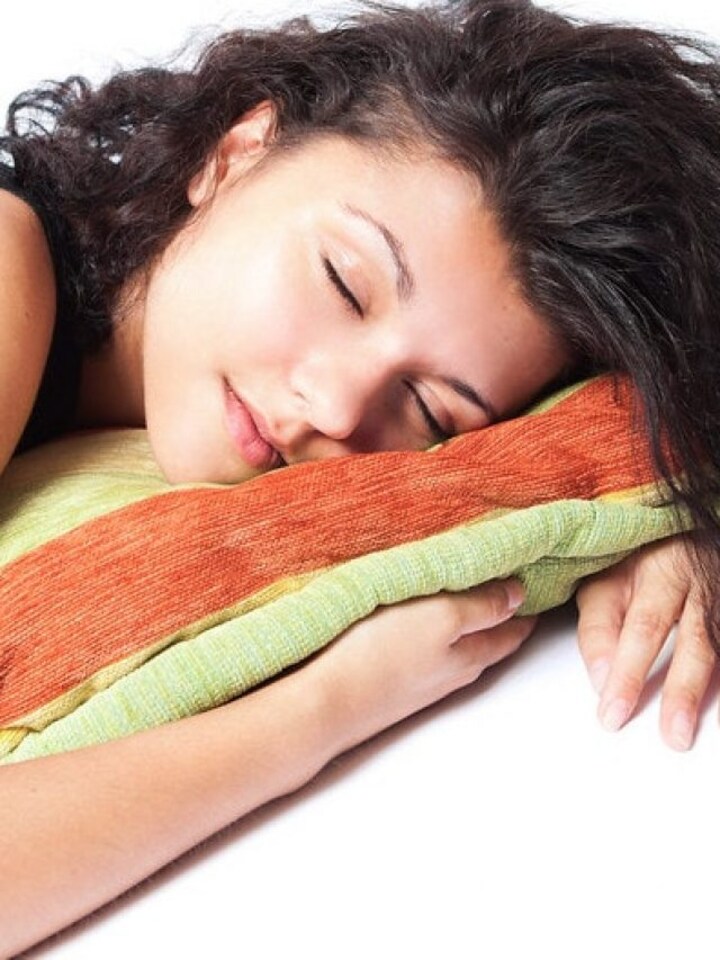8 ways to prevent wrinkles while you sleep