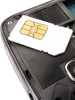 एक कोने से कटे क्यों होते हैं SIM कार्ड्स? जानिए असल वजह