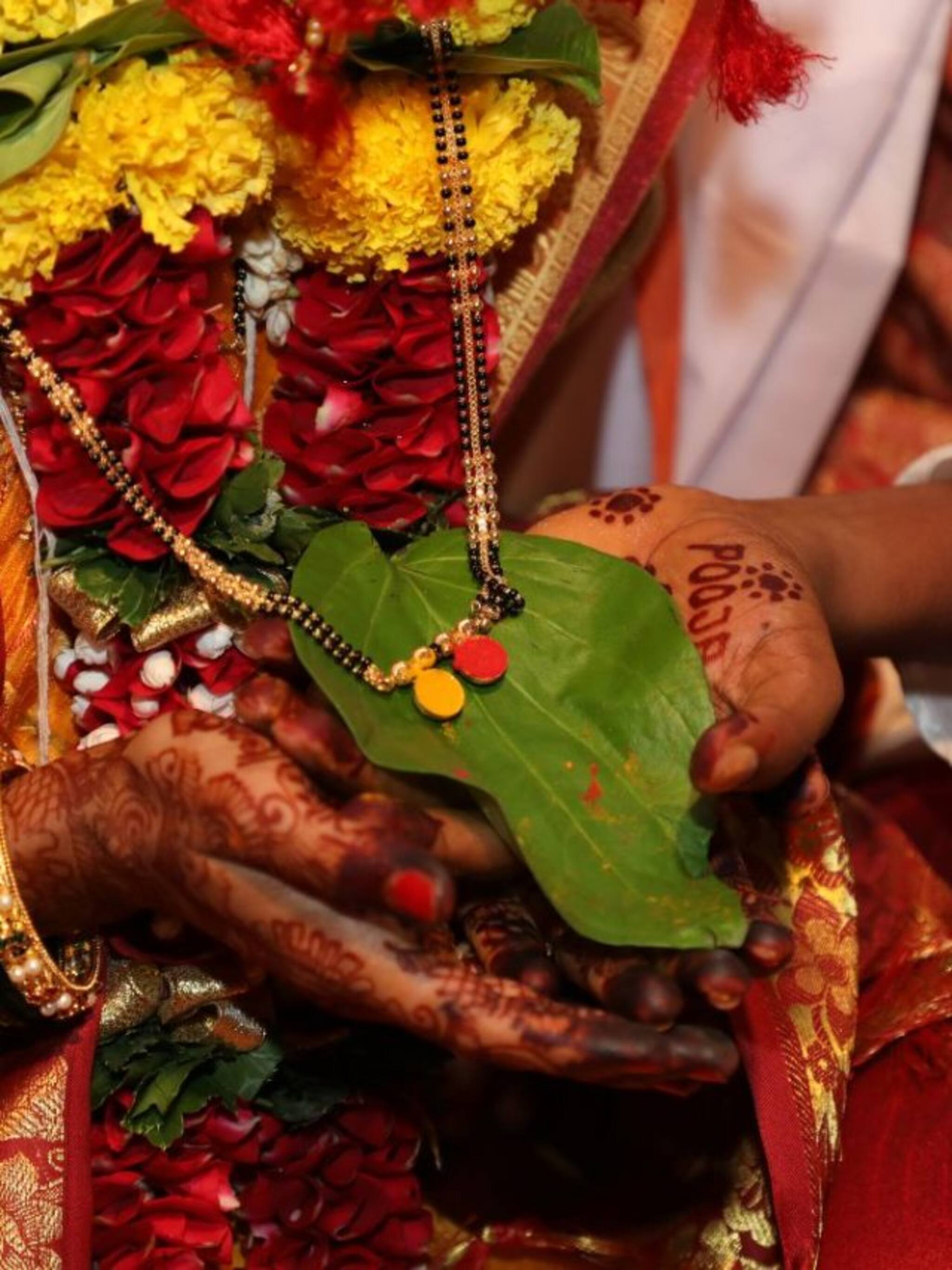 लग्नात नववधूला उलटं मंगळसुत्र का घालतात?