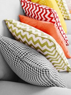 Shopping guide: 11 tips to match sofa pillow with living room decor