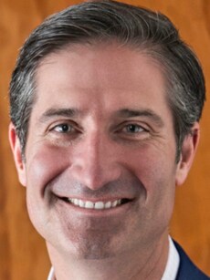 Starbucks&rsquo; New CEO Will Travel 1,600 KM for Work but Won&rsquo;t Relocate