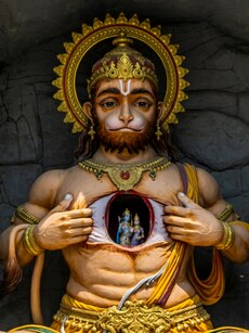 9 Amazing Benefits of Reciting Hanuman Chalisa Daily