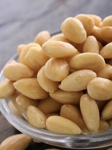 10 reasons why you should eat almonds on empty stomach daily