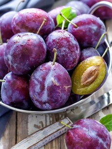 9 health benefits of plums, from weight loss to bone strength