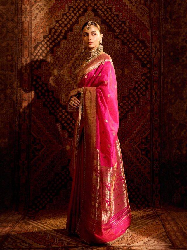 10 Times Bollywood Divas Embraced Handloom Outfits