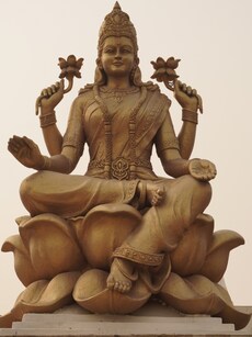 5 Lakshmi Mantras to Chant on Diwali for Abundance