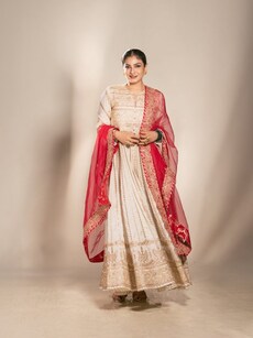 Bollywood Celebs Celebrate Karwa Chauth 2024 in Glamorous Traditional Looks