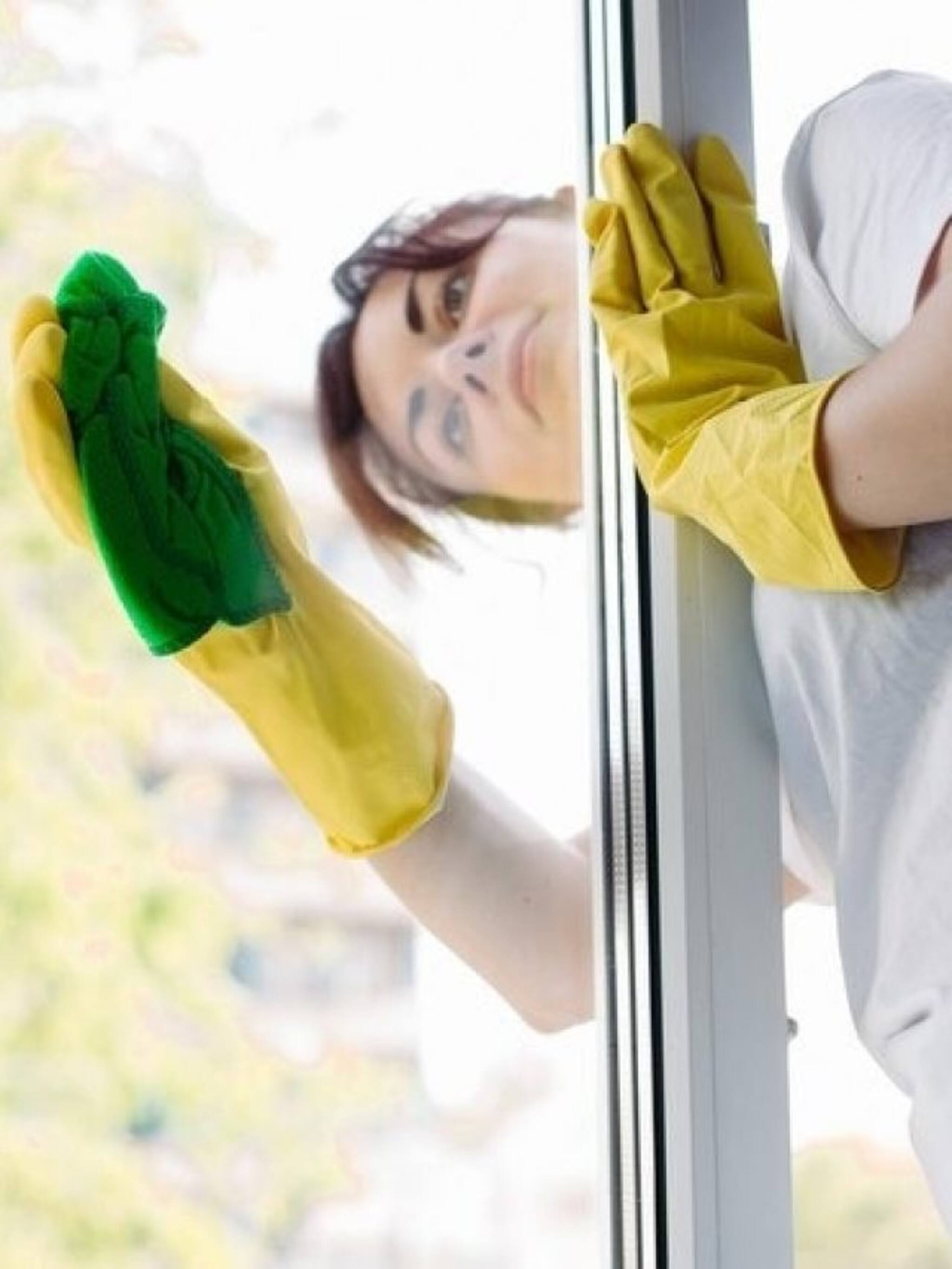 किचनमधील चिकट खिडक्या मिनिटांत स्वच्छ करा, जाणून घ्या कसं