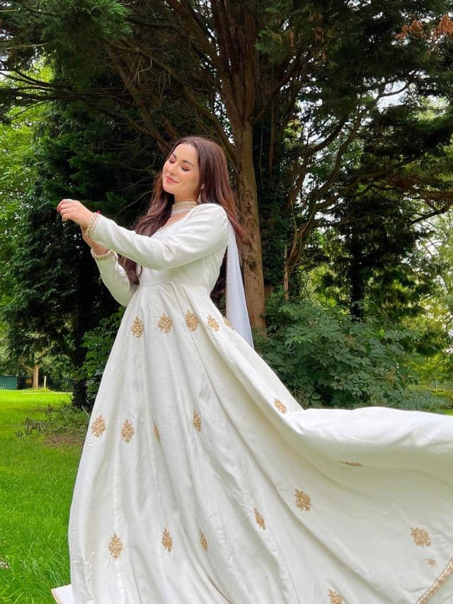 Top Hania Amir-Inspired Salwar Suit For This Wedding Season