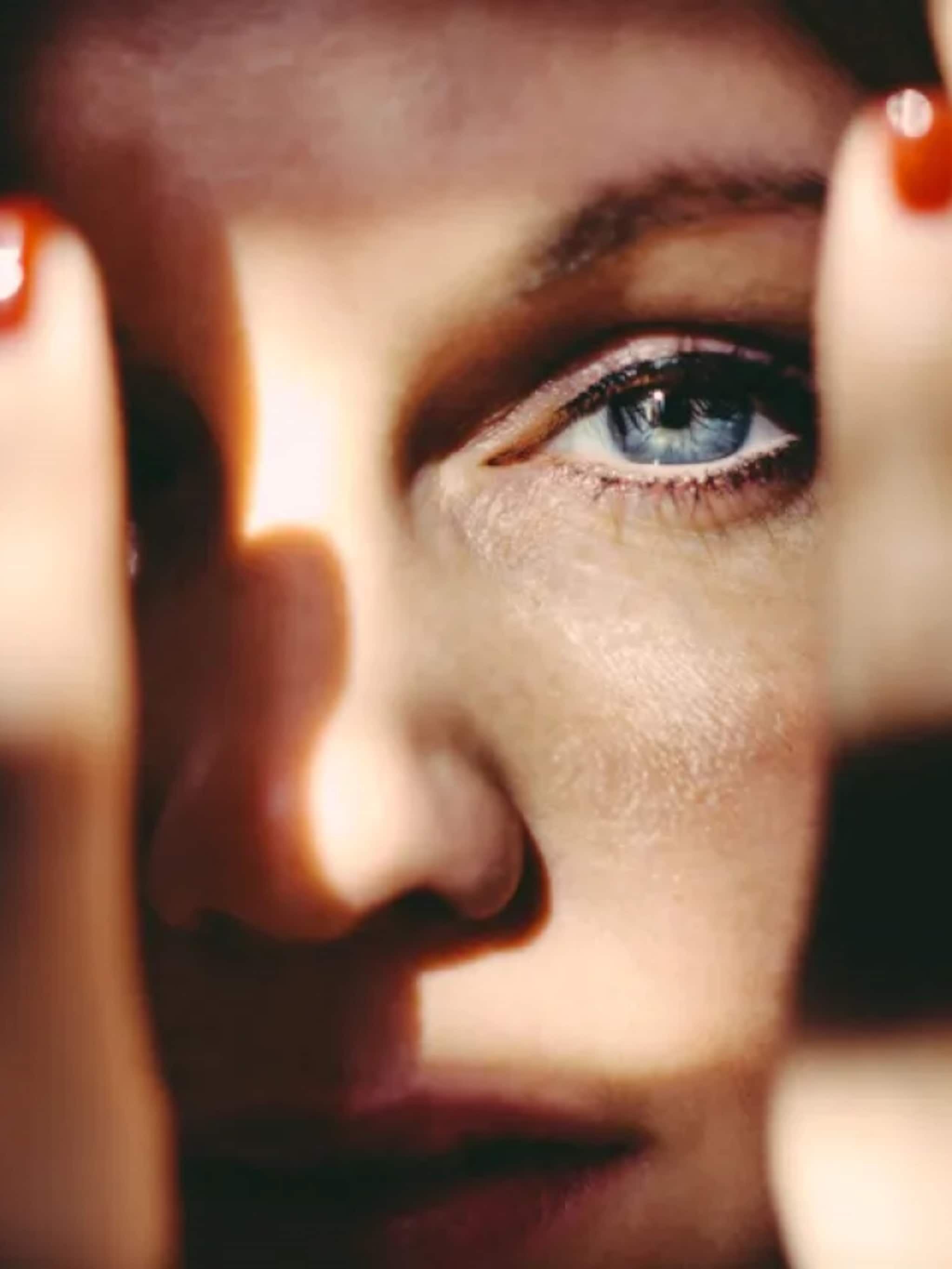 महिलांचा डावा डोळा फडफडणं शुभ की अशुभ, जाणून घ्या संकेत