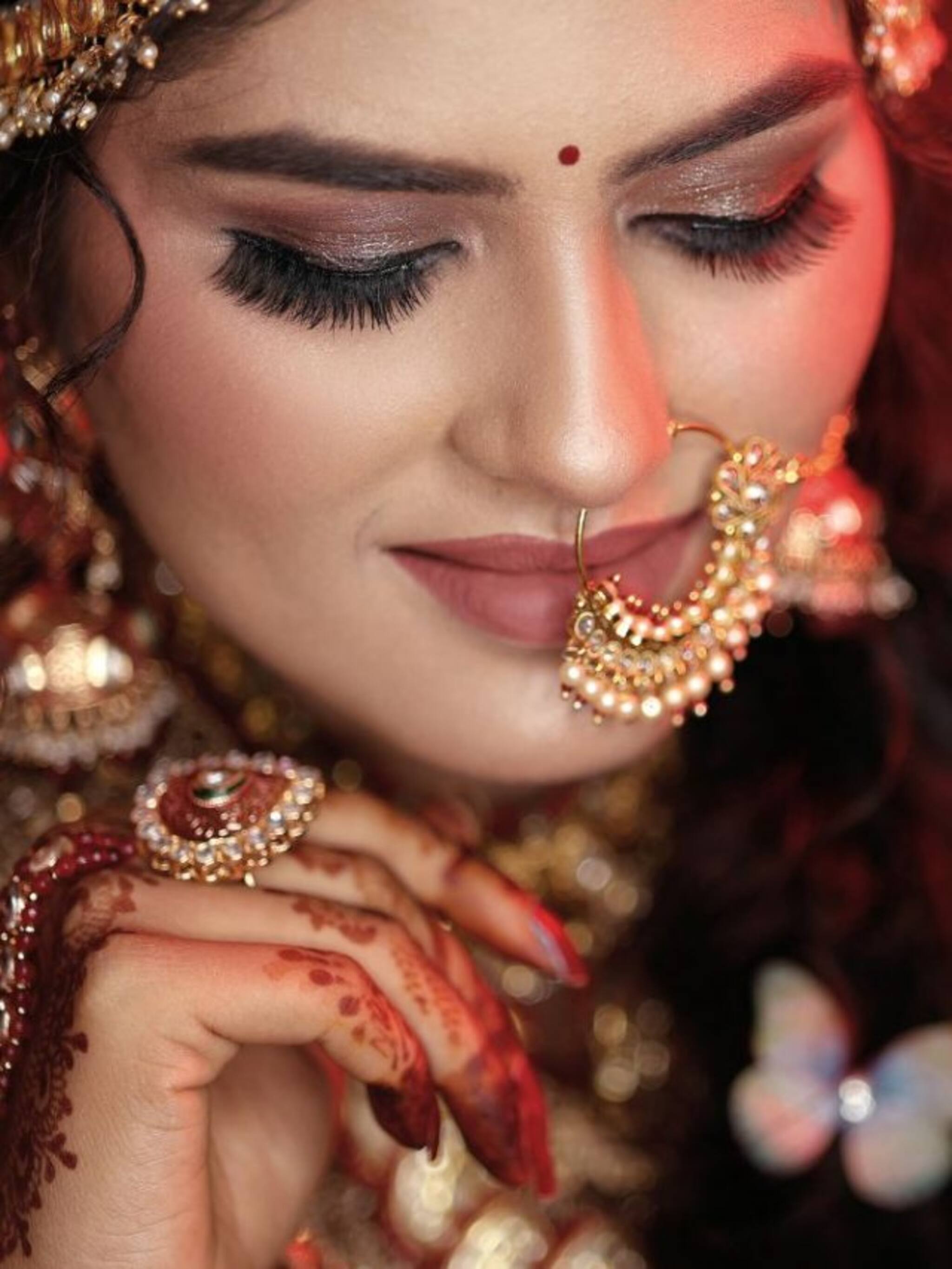 लग्नानंतर महिला नथ का घालतात? या मागे 6  महत्वाची कारणं