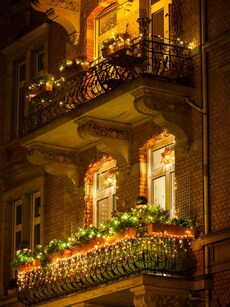 Light-up your balcony: 10 festive Christmas decor ideas