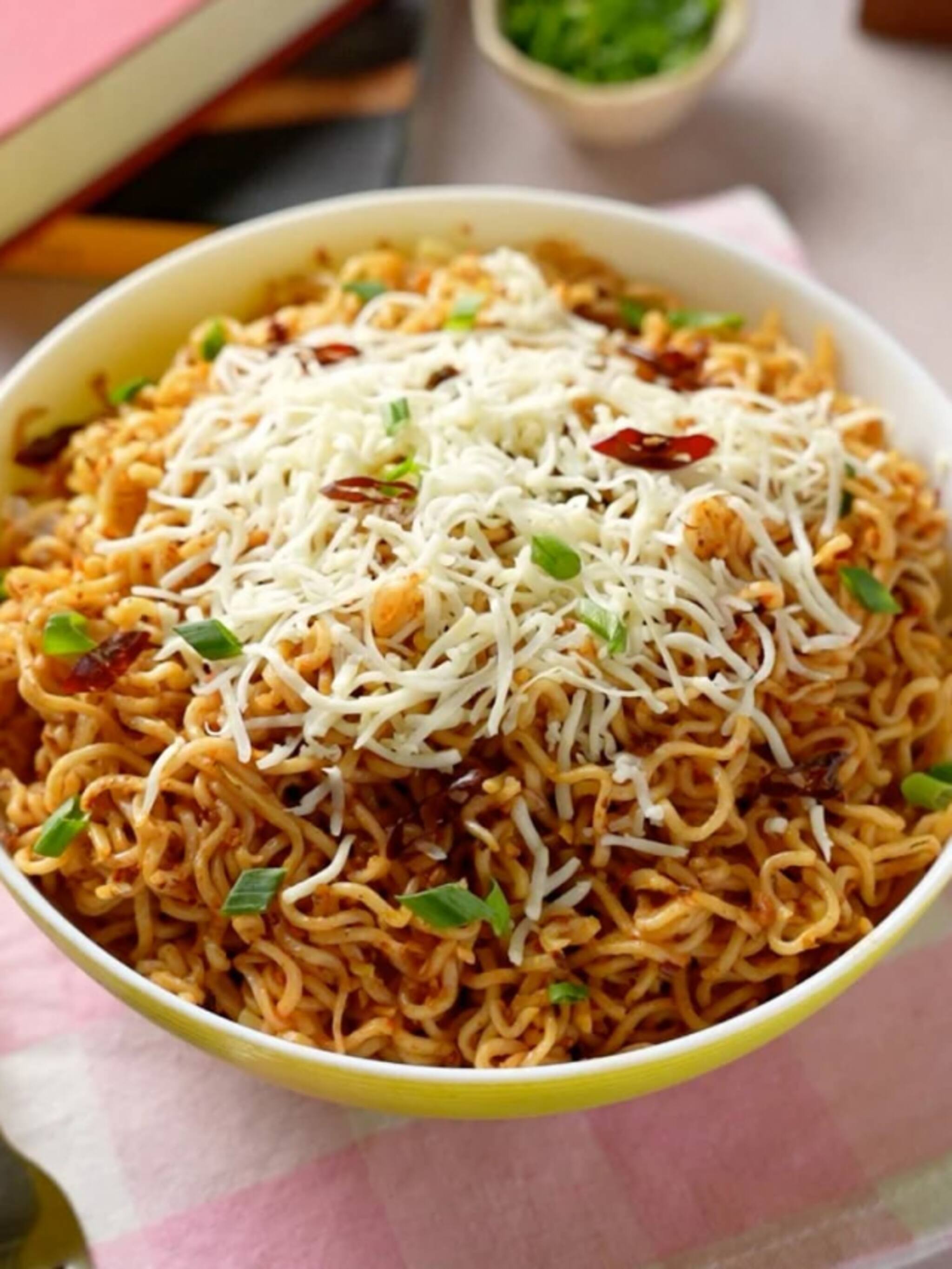 जास्त मॅगी खाल्ल्याने होतात या समस्या, जाणून घ्या