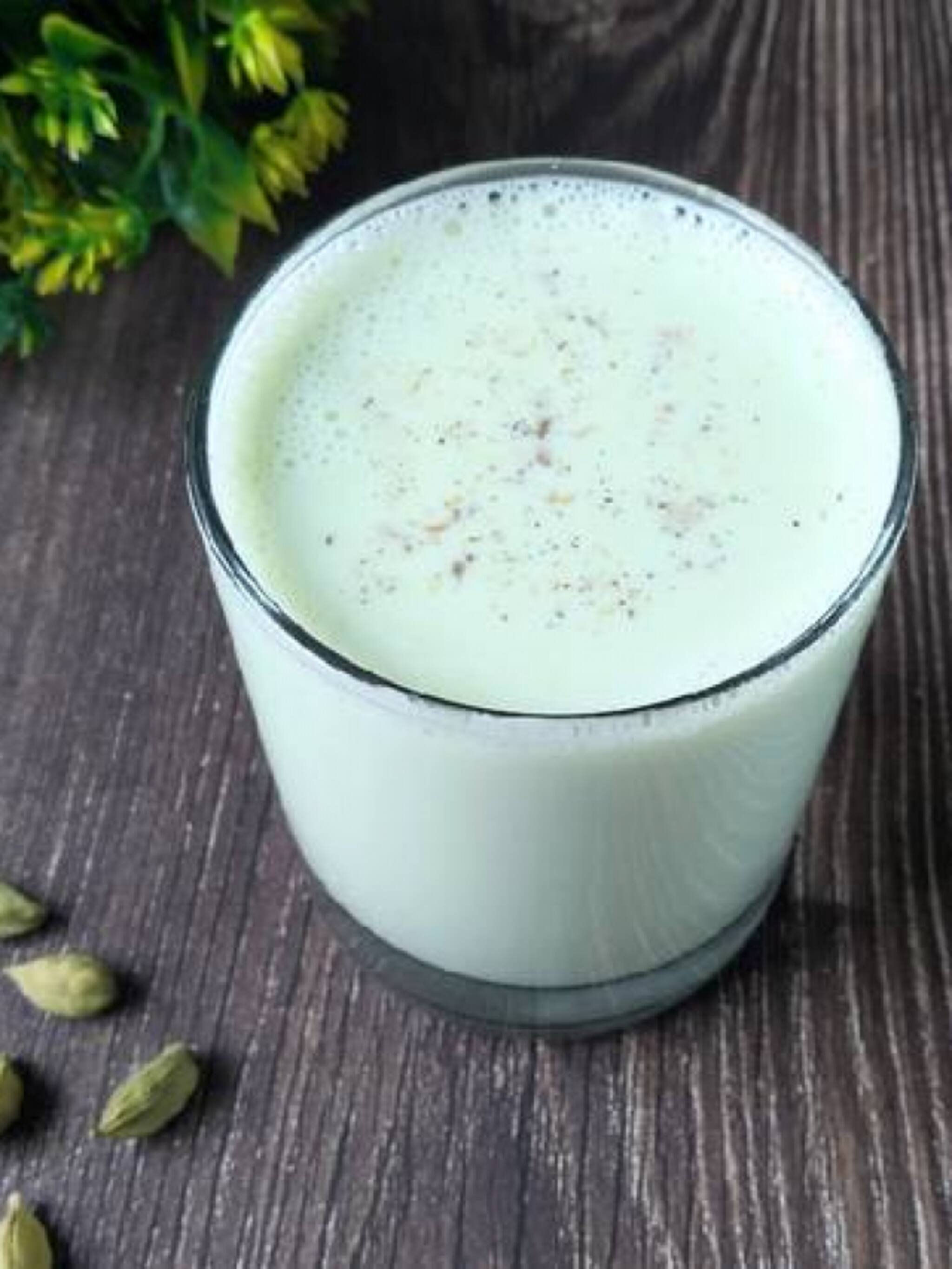 हिवाळ्यात दुधात वेलची मिसळून का प्यावे? जाणून घ्या फायदे