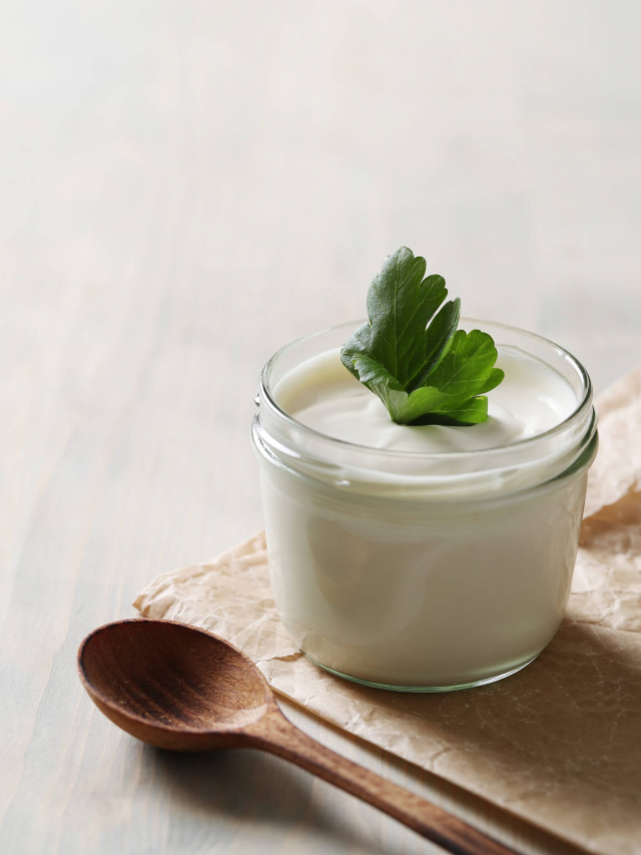 दही-साखर खाऊन बाहेर पडा, वयोवृद्ध असे का म्हणतात?