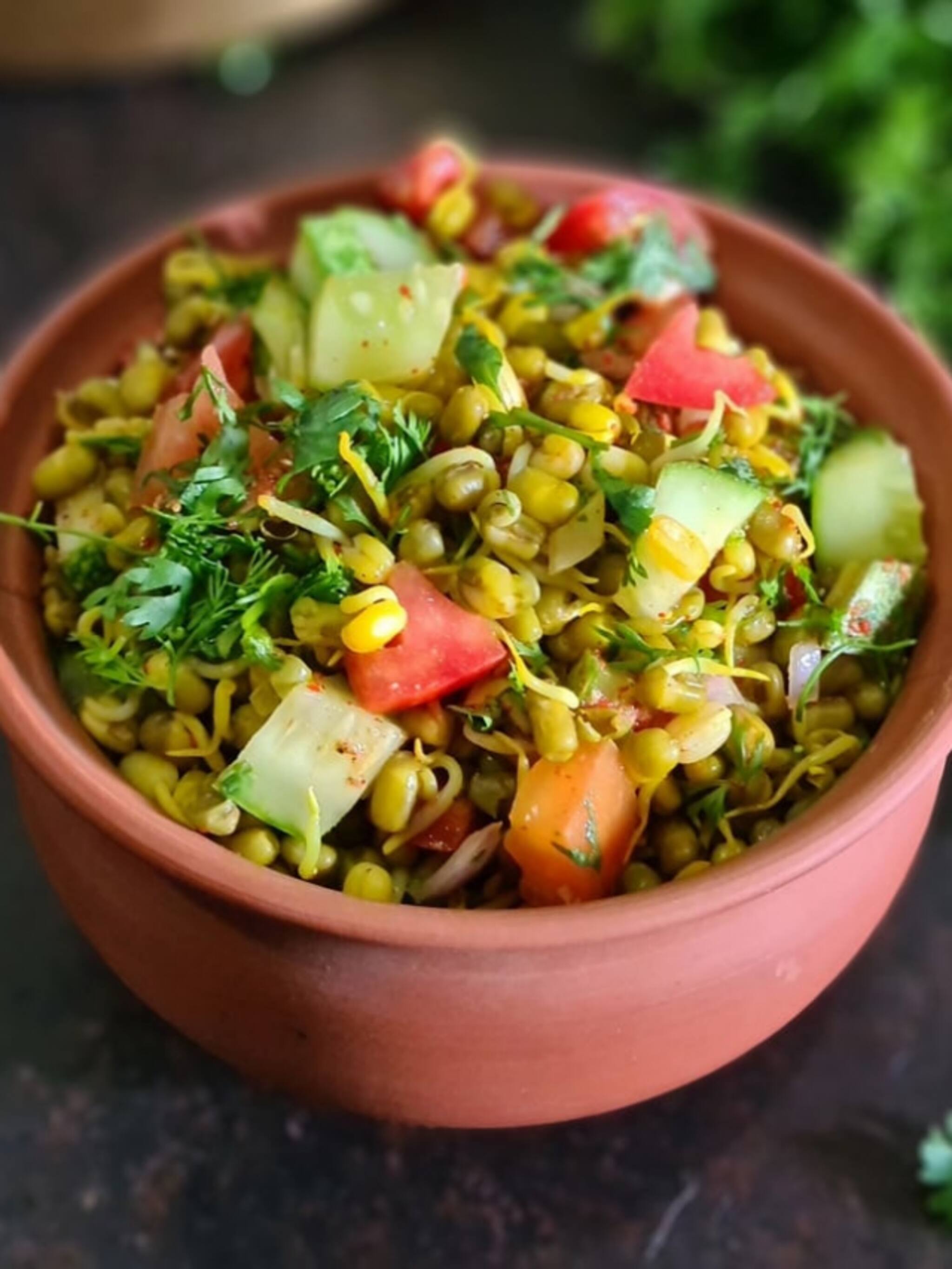 मूग डाळ स्प्राउट्स हेल्दी करण्यासाठी या गोष्टी मिक्स करा