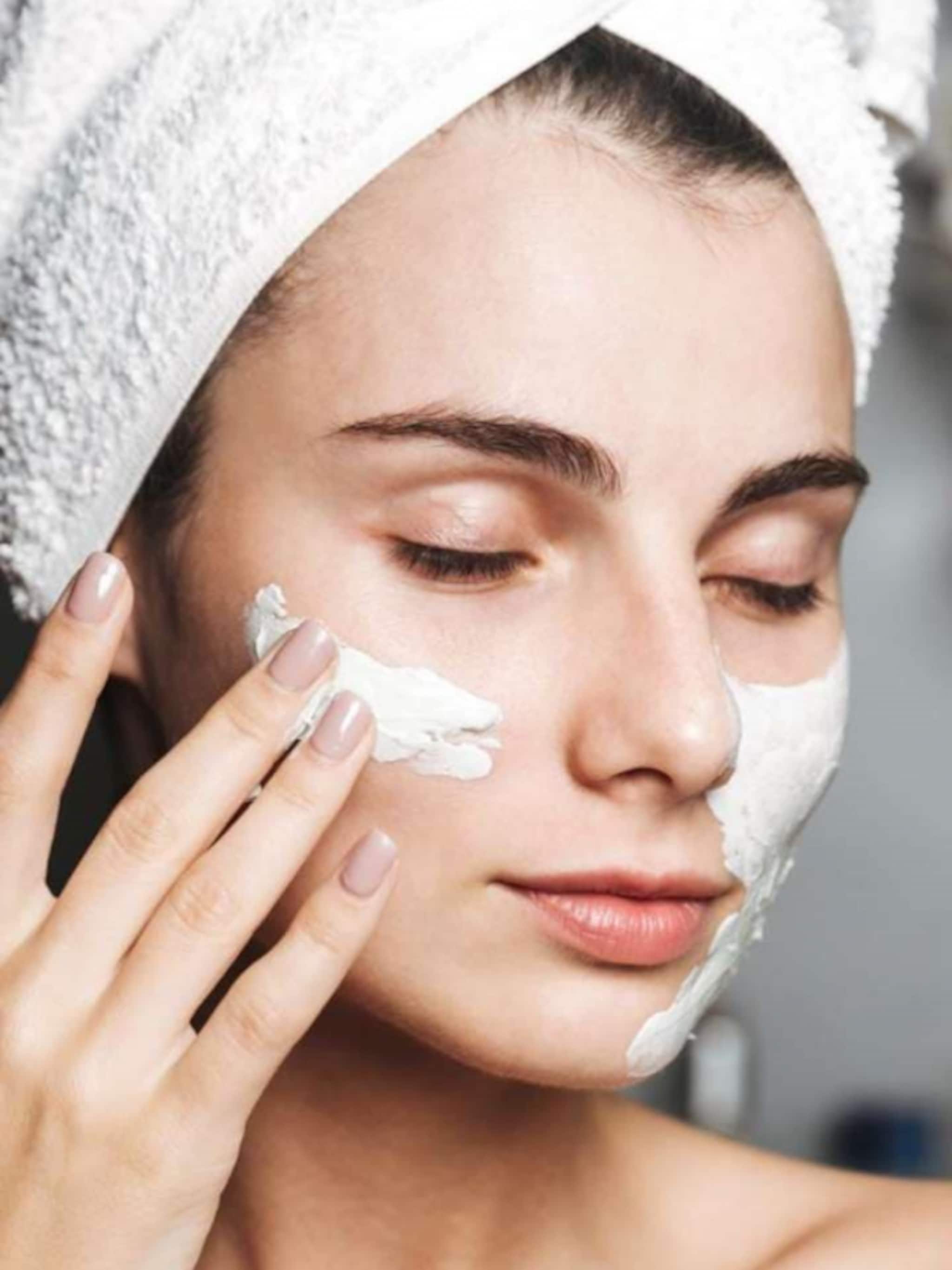 Skin Care : रोज चेहऱ्यावर दही लावल्याने होतील ‘हे’ फायदे, जाणून घ्या