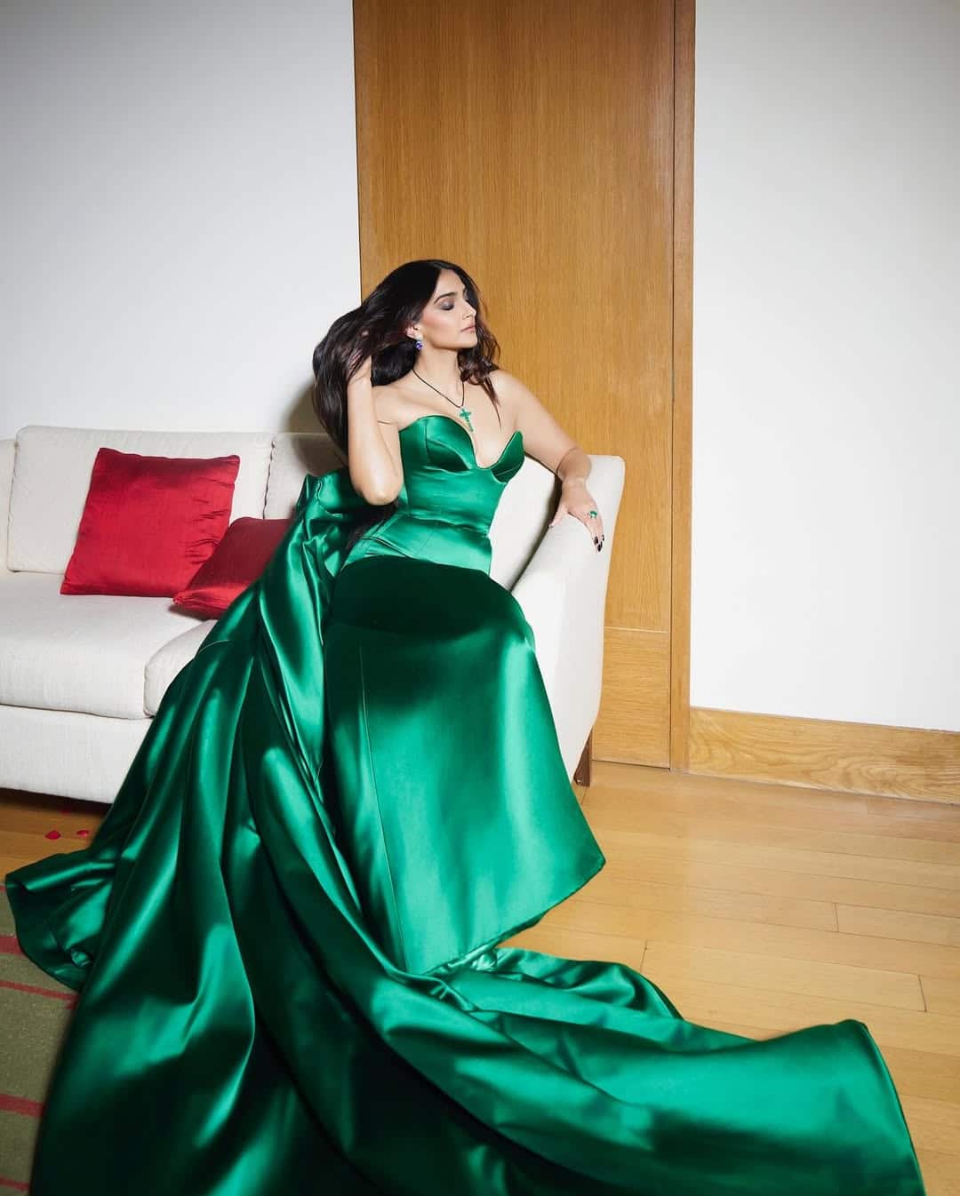 Sonam Kapoor flaunts flawless style in emerald green hues Sonam Kapoor flaunts flawless style in emerald green hues