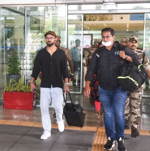 Virat Kohli airport-2025-01-0fe1d6ce359a402d1be69fa4e02a73ba