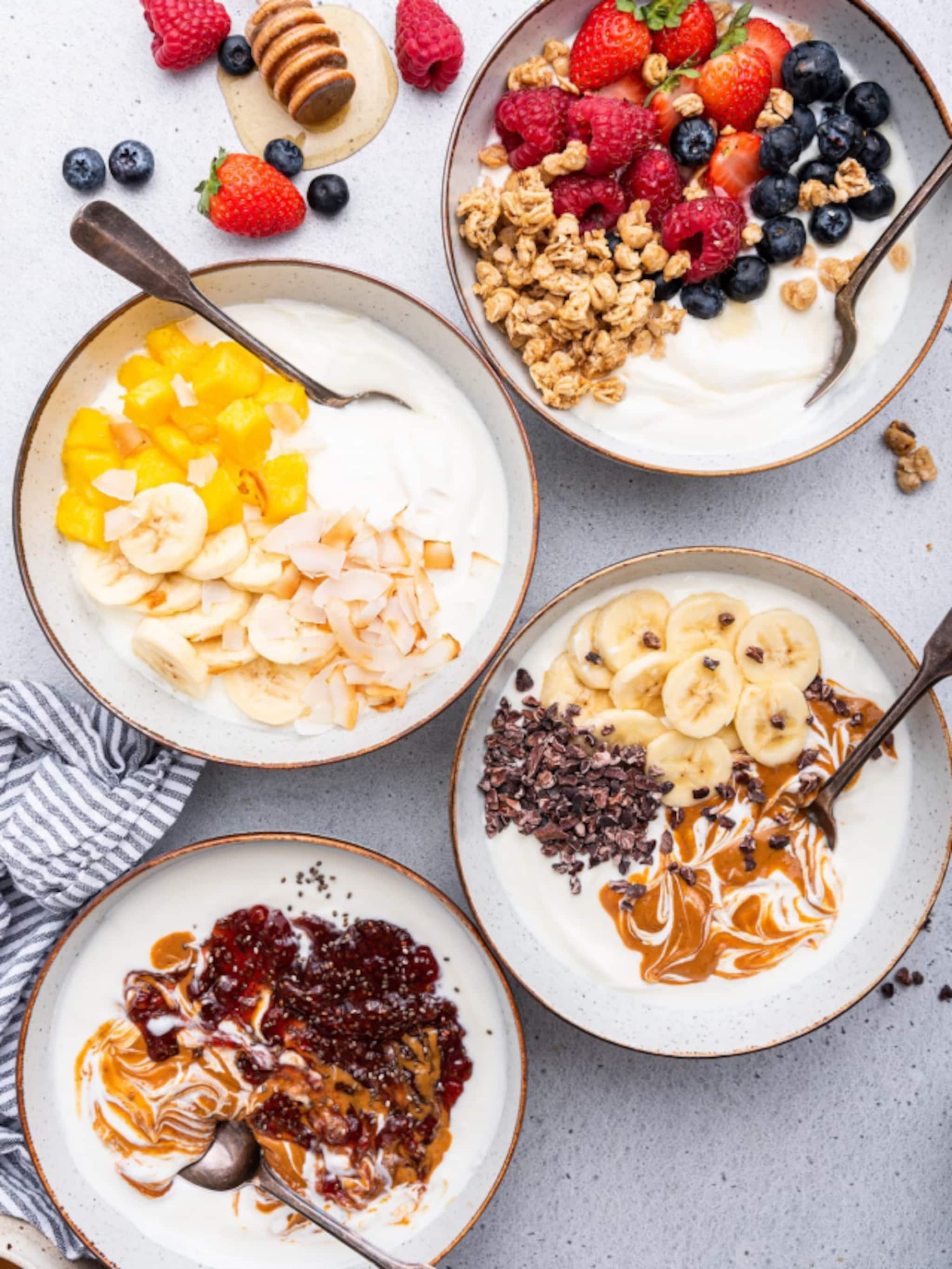 चुकूनही खाऊ नका दह्यासोबत या ४ गोष्टी, पोटासाठी ठरेल विष!