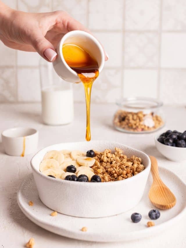 человек завтракает кашей с медом