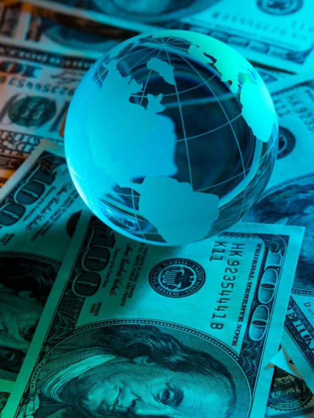 11 Success Stories of Self-Made Billionaires Who Started with Nothing