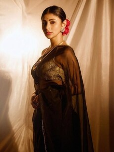 10 saree looks of Mouni Roy you can try on Valentine&rsquo;s Day