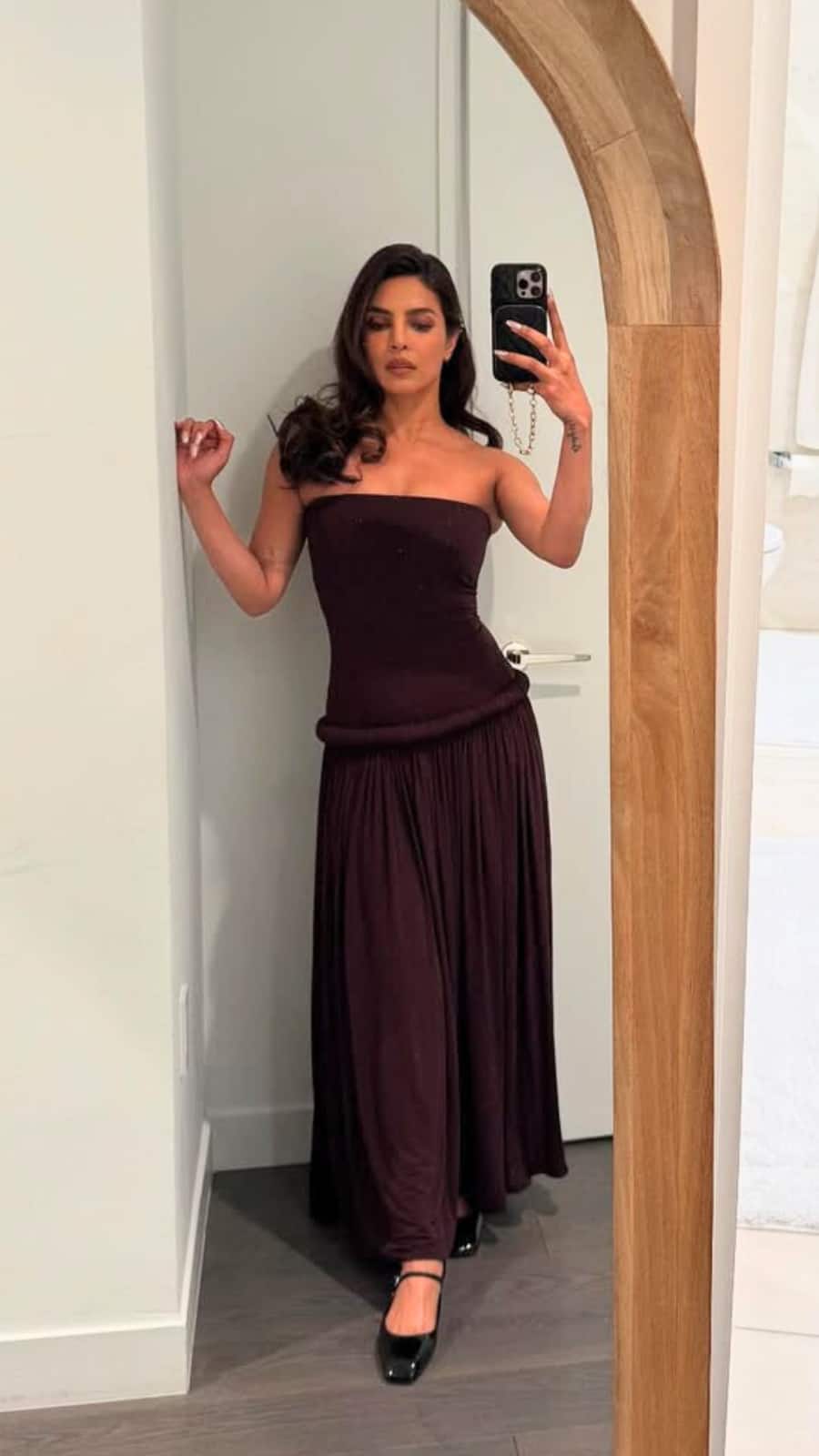 priyanka chopra brown dress Priyanka Chopra Jonas looks sharp in paisley-printed Ralph Lauren