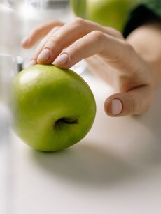 10 health benefits of green apples for your gut, skin, heart
