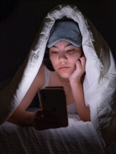 10 health benefits of not scrolling your phone before sleeping