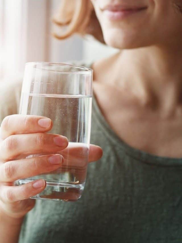 నీళ్లు ఎక్కువగా తాగకపోతే ఏం జరుగుతుంది