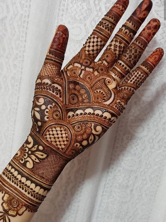 Top 15 Easy Mehndi Designs For Hariyali Teej 2025 Cropped 1 2025 07 F7427aa3a200dbd3f890776185057a27