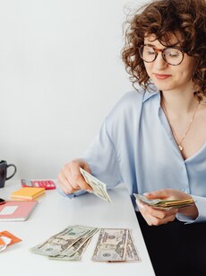 6 Zodiac Signs That Make Smart Money Moves