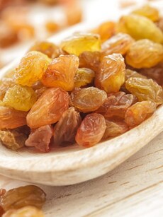 10 health benefits of eating raisins, soaked or dry, every morning